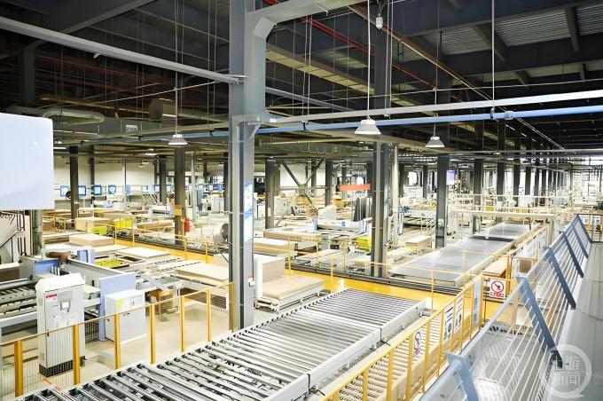 के बारे में नवीनतम कंपनी की खबर घर के दरवाजे के निर्माण में रंगीन लेपित एल्यूमीनियम कॉइल्स के अनुप्रयोग और भविष्य के विकास की प्रवृत्ति  1