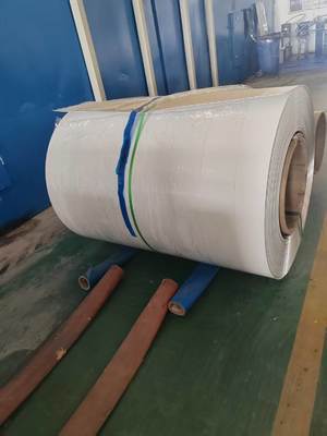 आँगन कवर के लिए 0.75 मिमी मोटी मिश्र धातु 3105 H24 22 गेज सफेद रंग उच्च प्रभाव Pvdf पेंट के साथ पूर्व-पेंटेड एल्यूमीनियम कुंडल