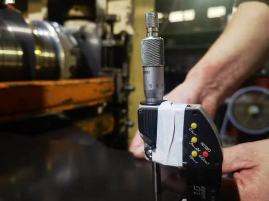 रोलेबल रिज वेंटिलेशन टेप बनाने के लिए 0.11 मिमी मोटी 110 मिमी चौड़ाई वाली प्रीपेंटेड एल्युमीनियम फॉयल कॉइल